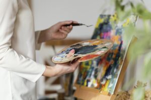 young-blonde-woman-painting-with-acrylics