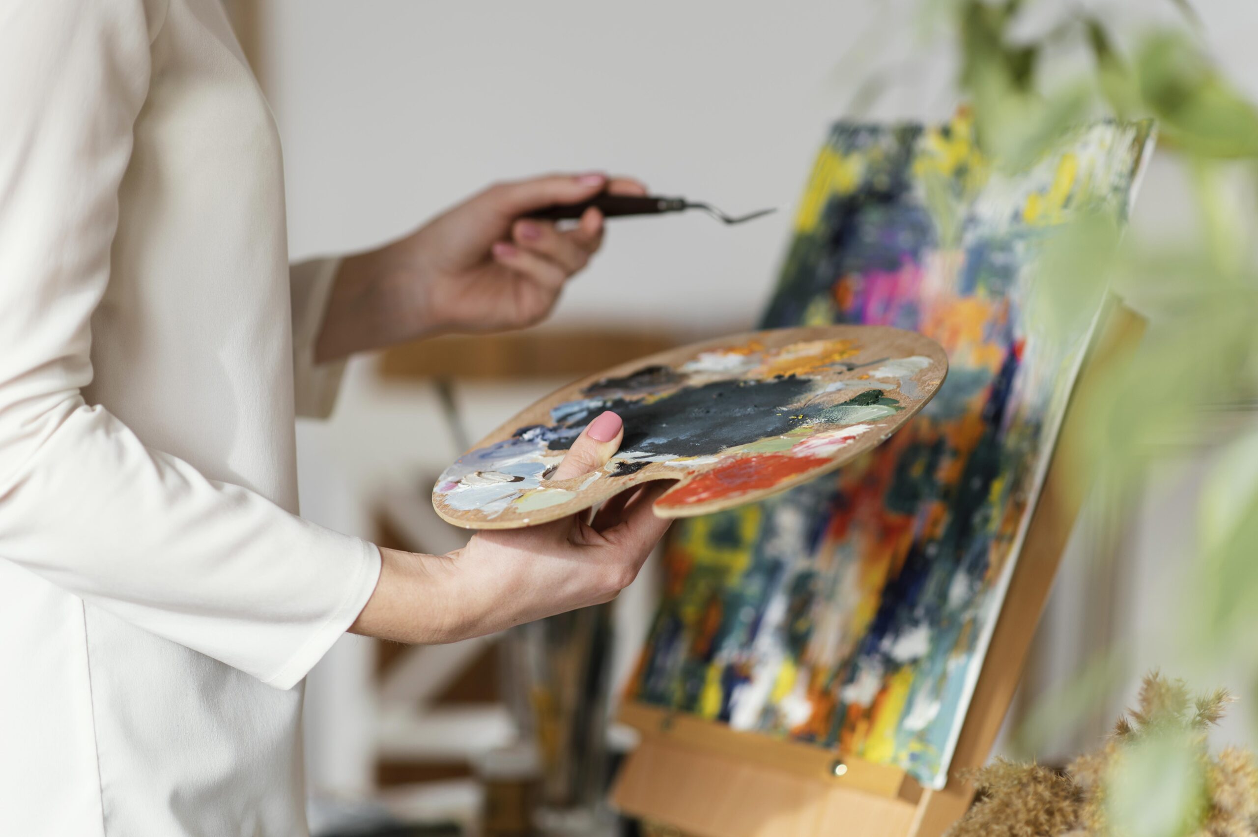 young-blonde-woman-painting-with-acrylics
